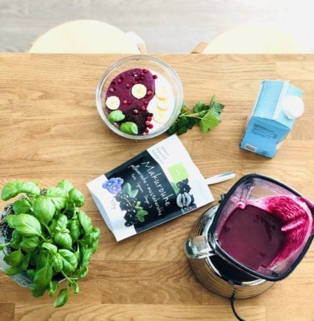 Makurouhe mustaherukka aamupala smoothie ja pellavarouhe