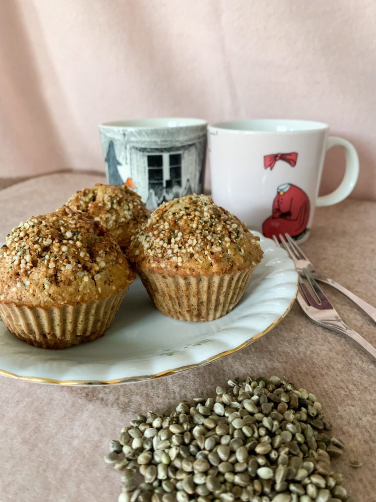 Omenaiset hamppumuffinsit Omenamuffinit lautasella