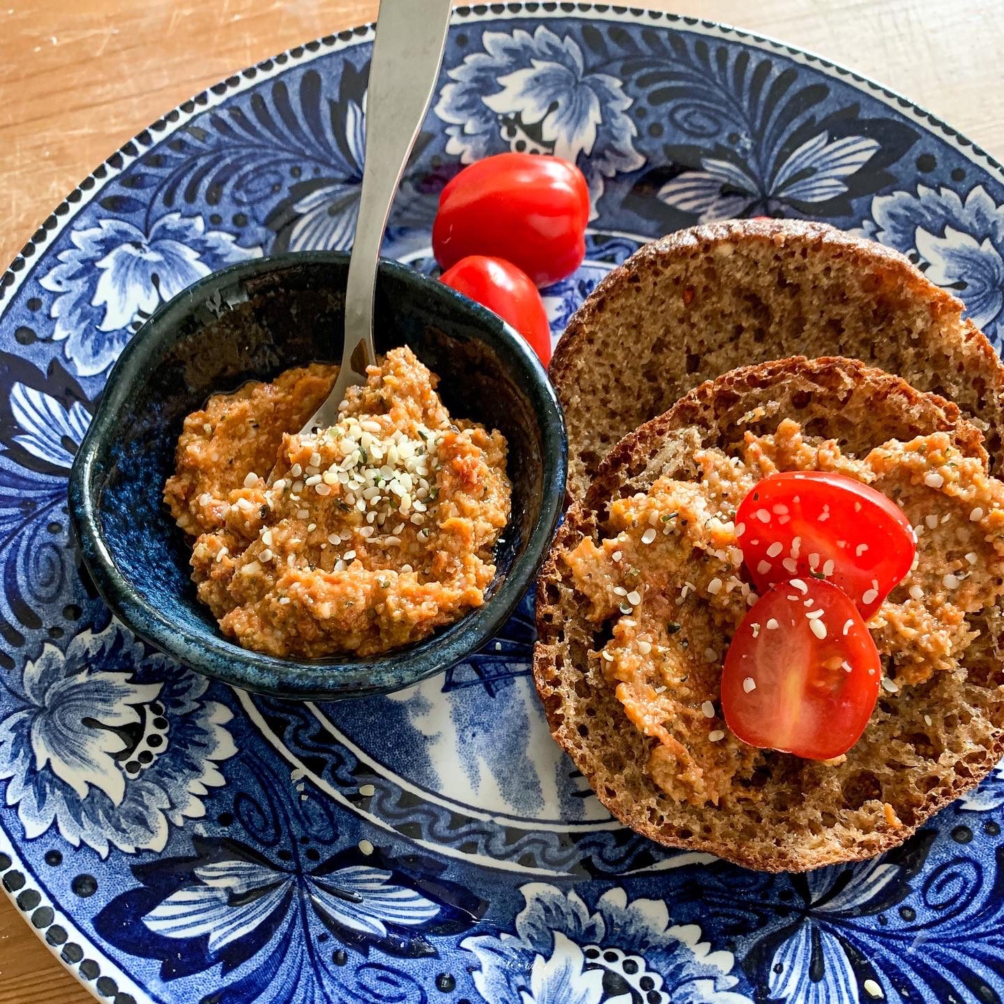 Punainen pesto maistuu leivän päällä, piirakassa ja pastassa Punainen pesto ruisleivän päällä