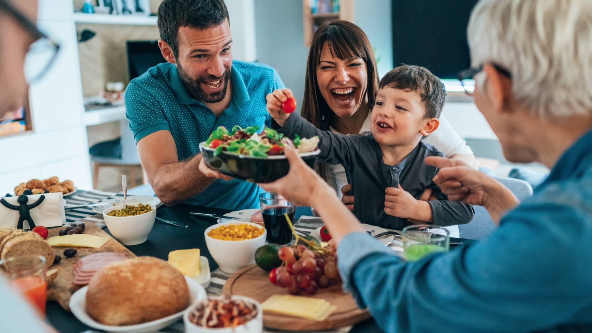 Pellava ja vatsan seka suoliston hyvinvointi Hands view of young people eating brunch and drinking smoothies bowl with ecological straws in trendy bar restaurant - Healthy lifestyle, food trends concept - Focus on left woman face